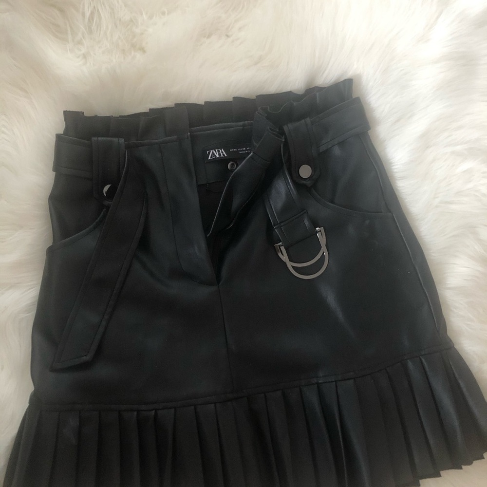 Jupe ZARA cuire noire, taille XS, toute NEUVE